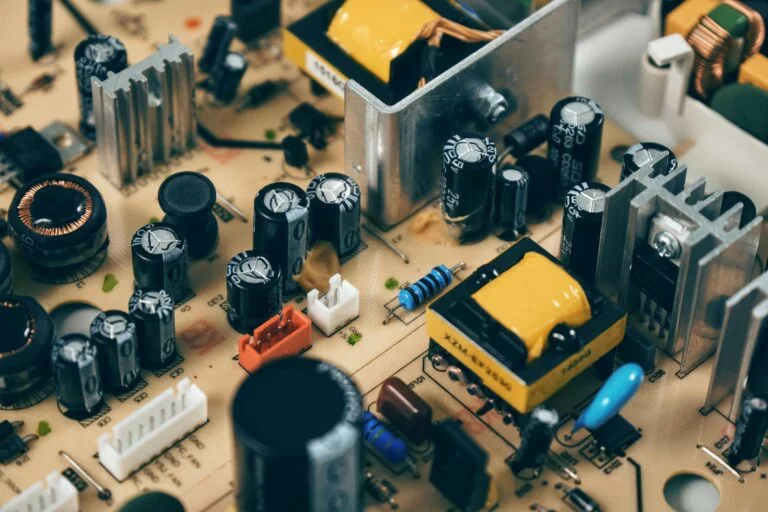 Read more about the article Capacitors: A Comprehensive Guide